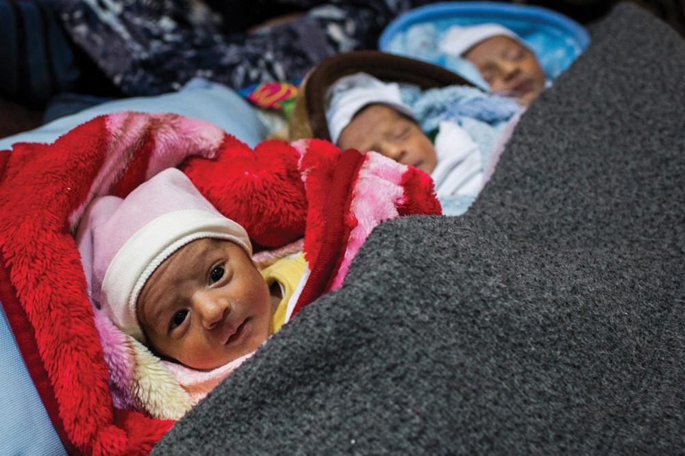 Mother's Day Maternal Gifts Triplet Babies under Blanket